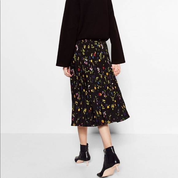 ⭐️HP⭐️ NWOT Zara Floral Pleated Midi Skirt - Picture 5 of 10
